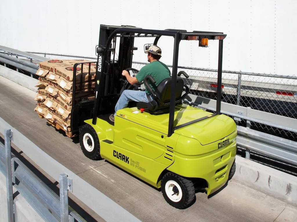 2006: Introducing of the GEX20/30 electric lift truck.