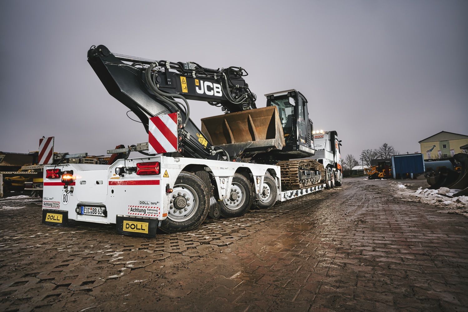 Low-bed trailer with oscillating axle from Bode Bautechnik.