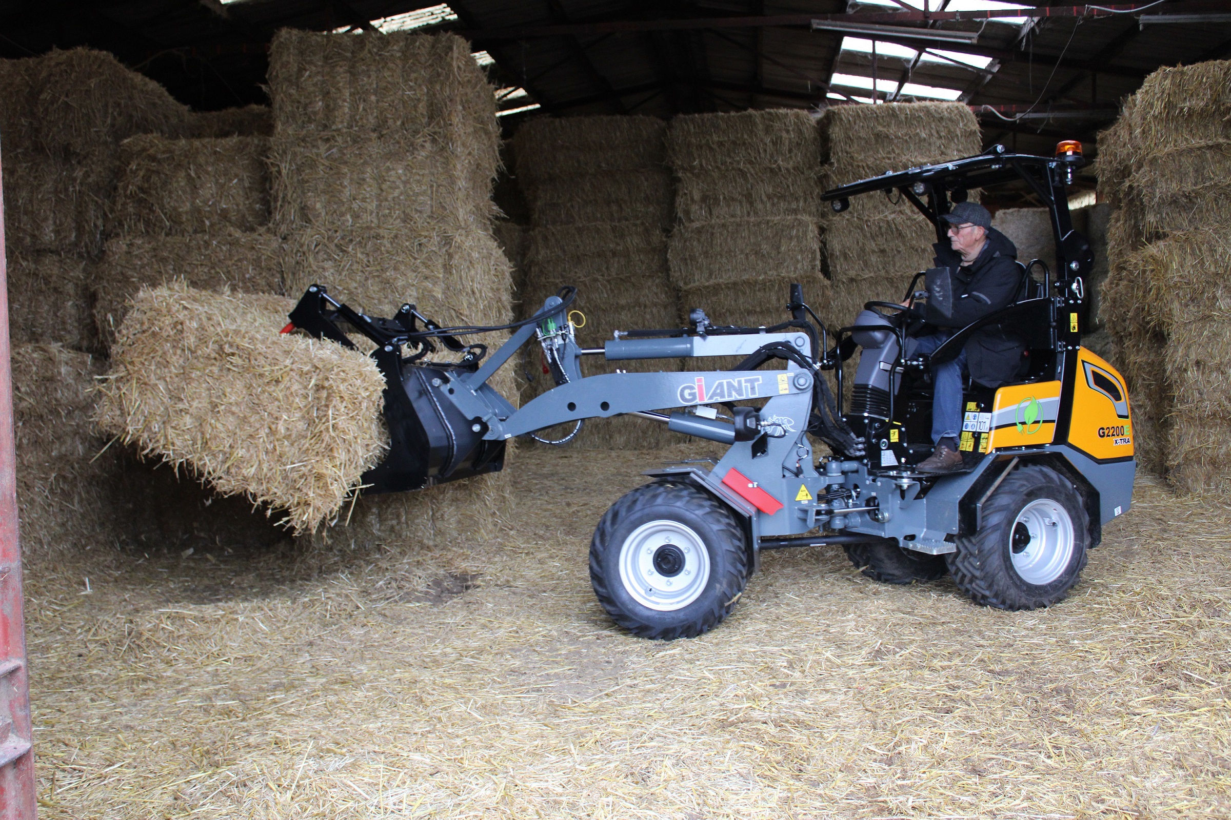 Powerful and versatile: The GIANT G2200 E X-TRA is getting fresh straw for the horse stables.