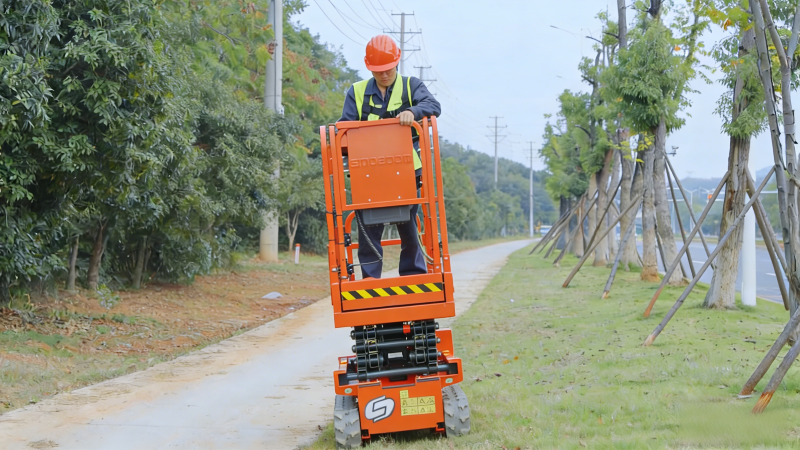 Sinoboom launches all-electric and oil-free crawler mini-scissor lift 0407ET