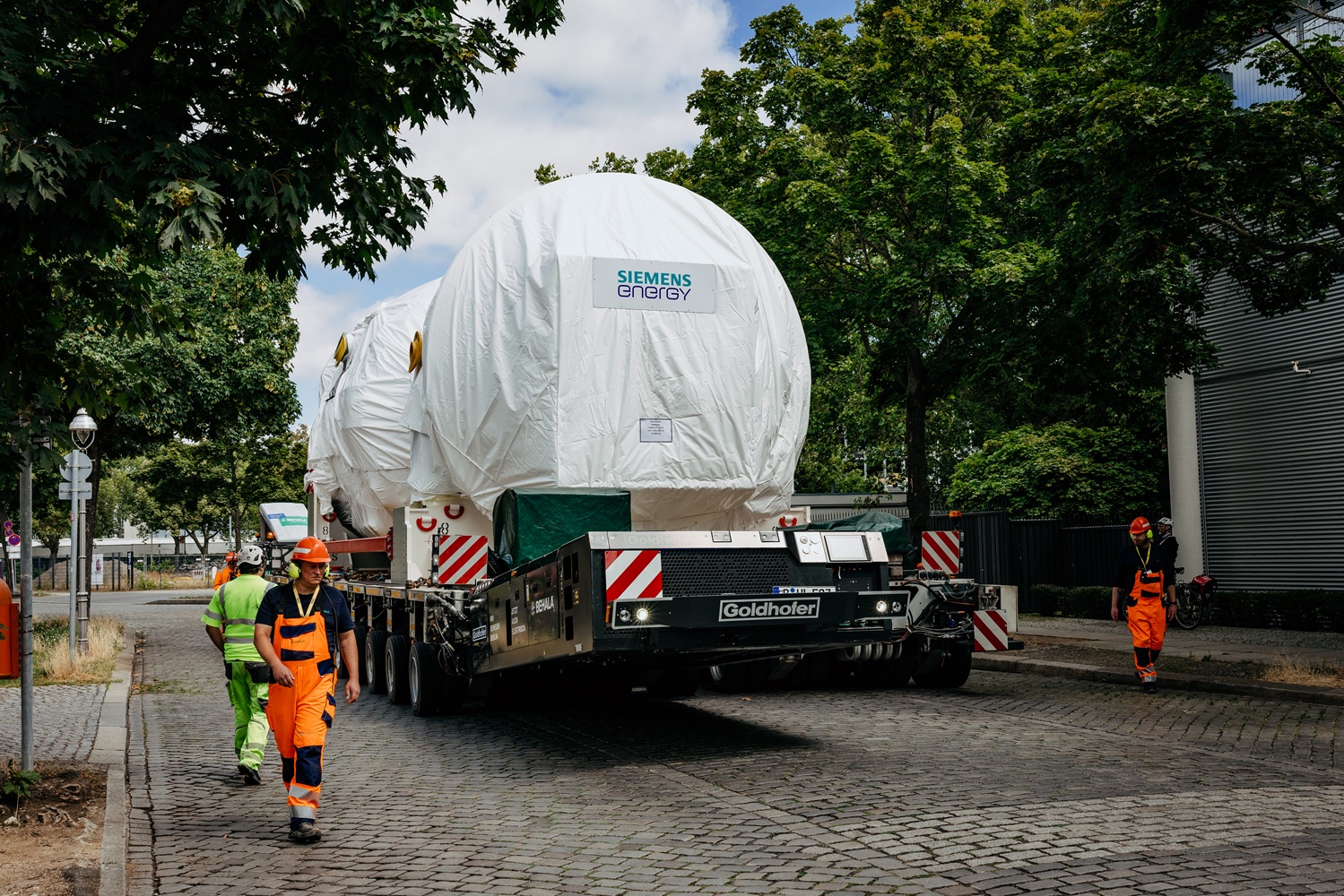 Heavy haulage premiere: Goldhofer E-PowerPack in operation on European soil for the first time