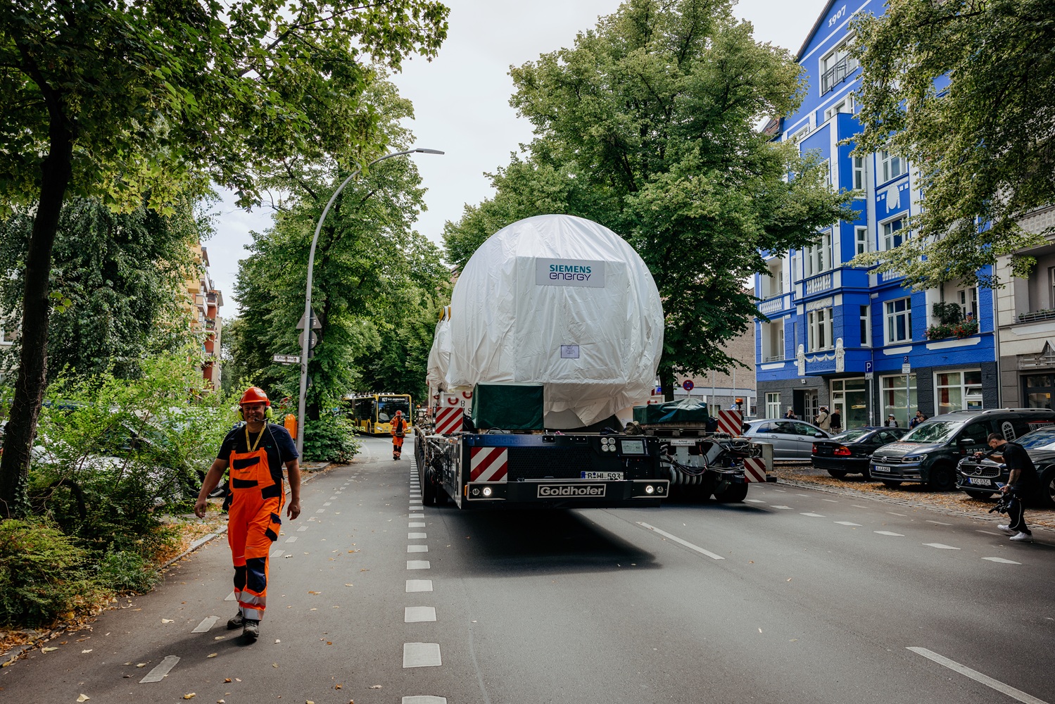 Through the heart of Berlin: 430 tonnes moved fully electrically with Goldhofer's E-PowerPack