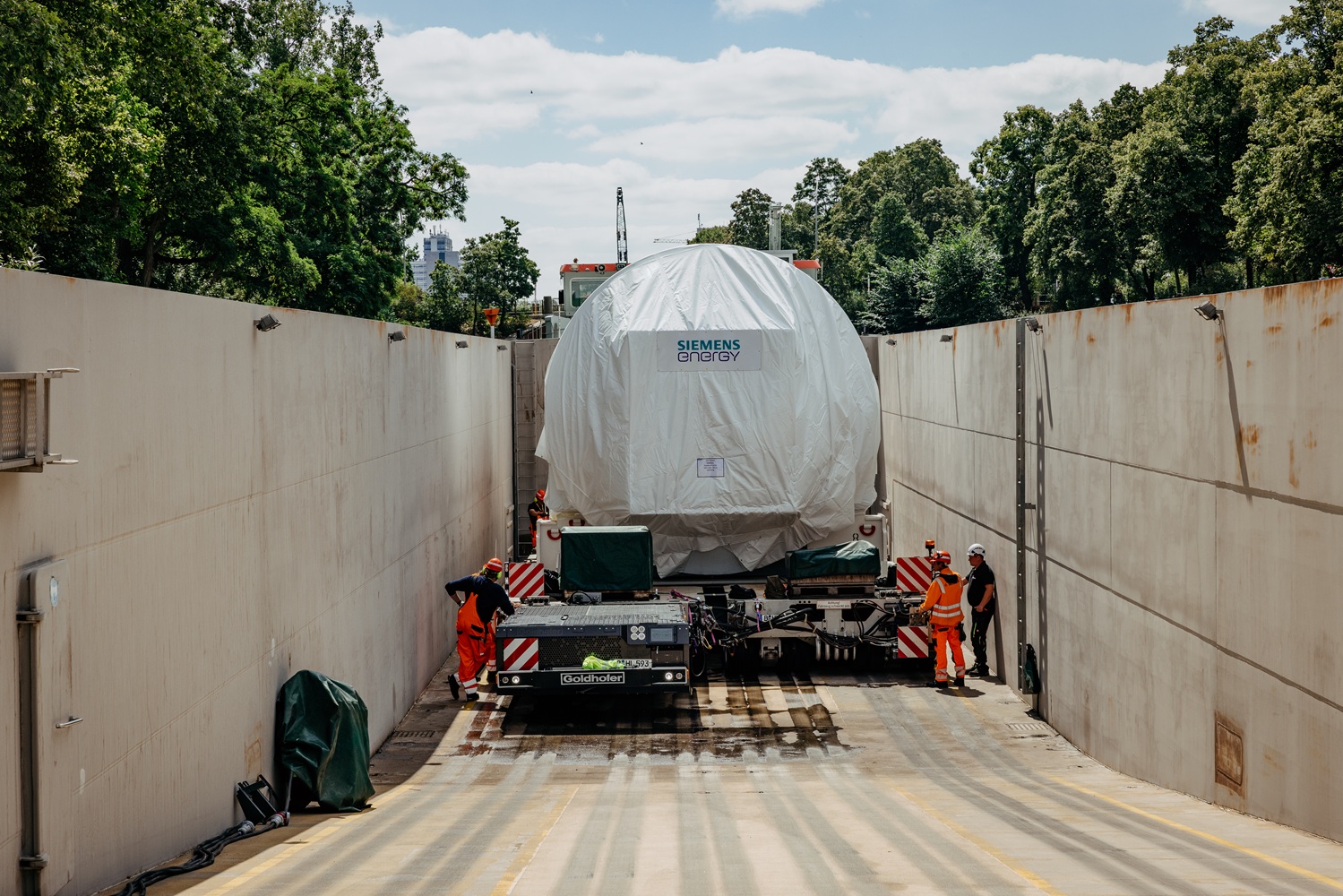 Cargo securely positioned: the transport combination at the RoRo ramp.