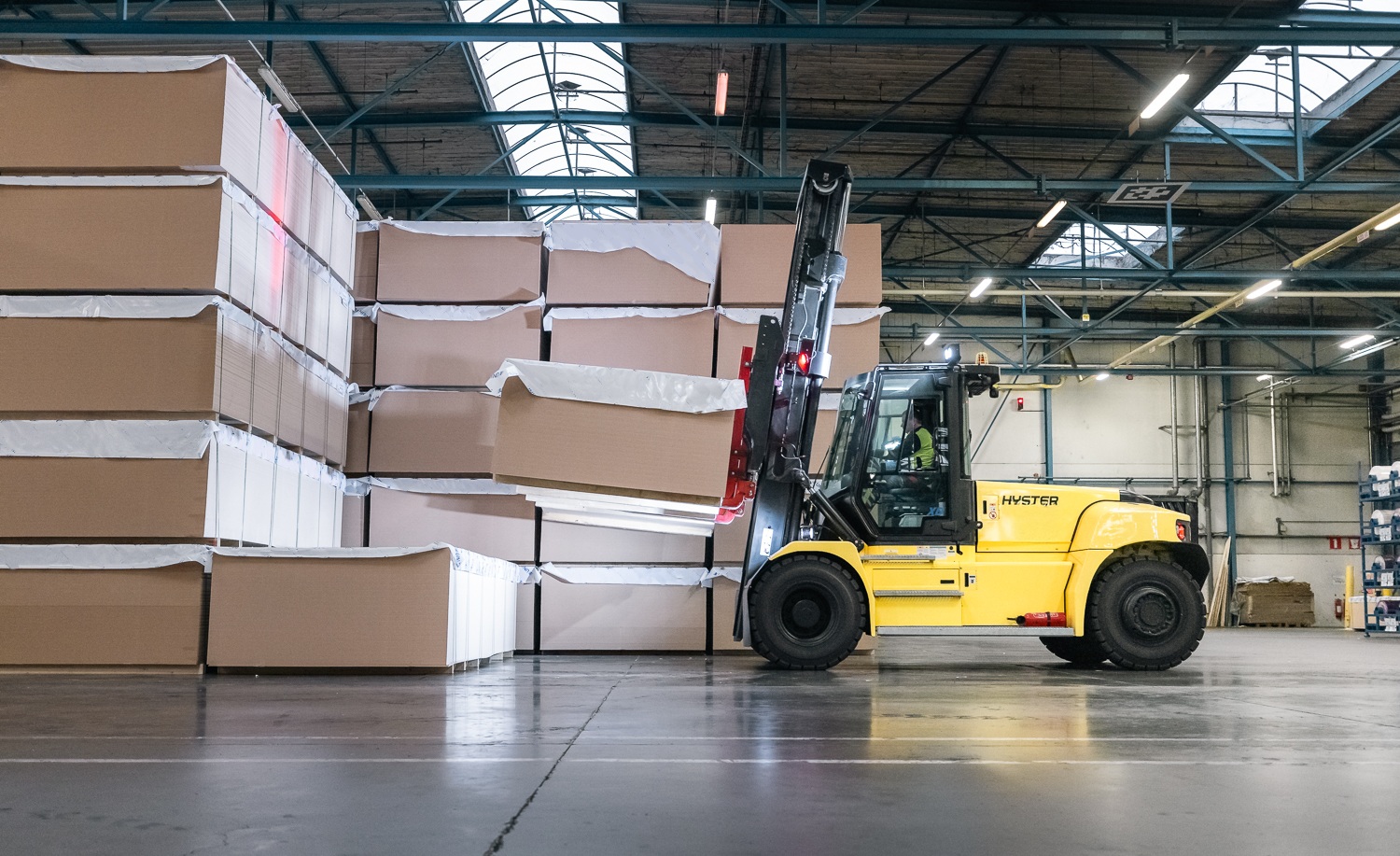 Hyster announces expanded lineup of configurable, high-capacity electric forklifts