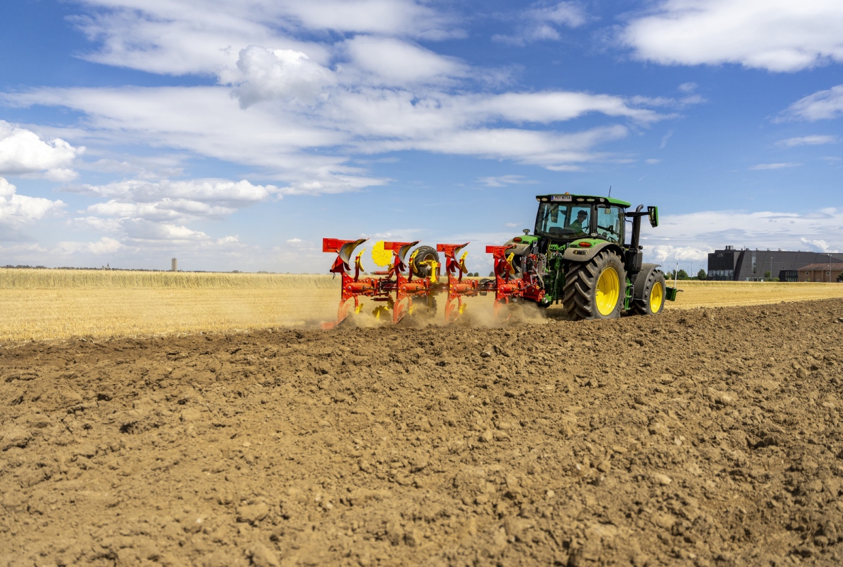 The SERVO 3000 hitch-mounted reversible plough for the best working results