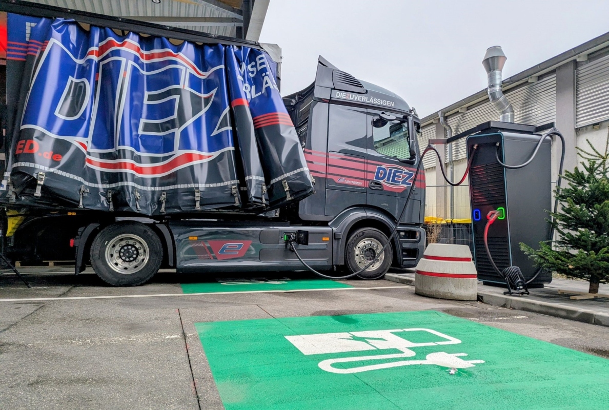 Daimler Truck establishes semi-public charging network for trucks – first pilot customers successfully launched