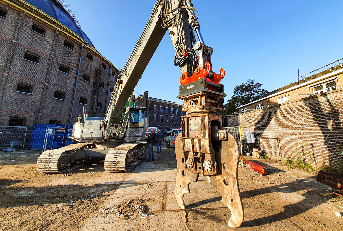 Symmetric quickcoupler SQ 80 by Lehnhoff, here currently working with a concrete cutter.