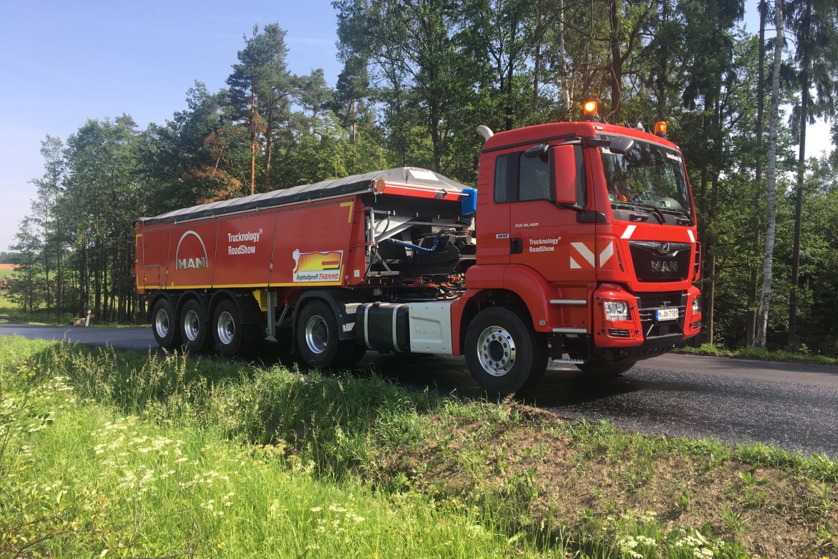 Fliegl Construction and Municipal Technology – Asphalt Profi-Thermo ASS 372 push-off semi-trailer for mega-scale road asphalting