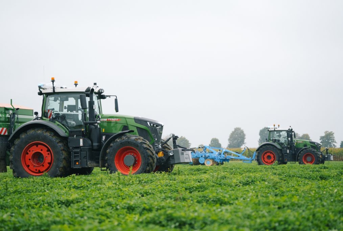 PTx Trimble OutRun autonomy kits for wide tool compatibility on two Fendt 900 Vario