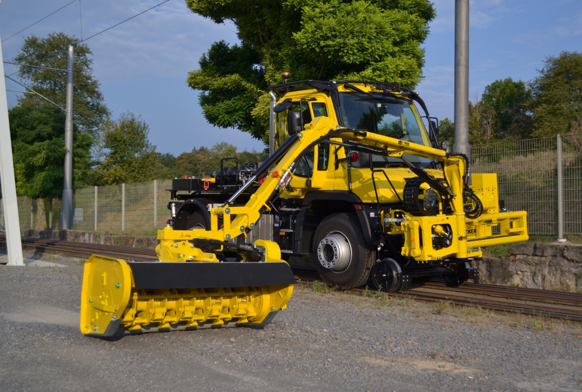 ZAGRO equips the Unimog for maneuvering/shunting tasks and track maintenance