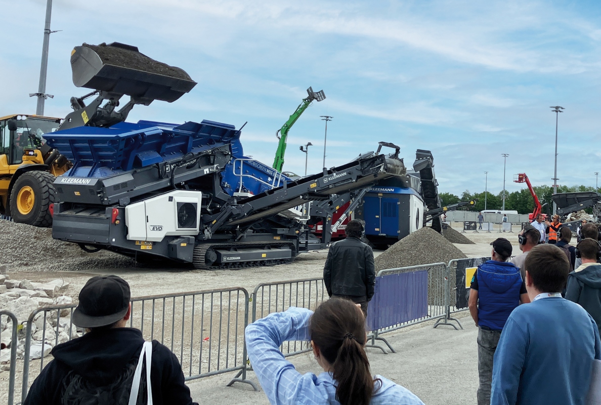 The live demonstration of the Kleemann plant train attracted a large number of visitors. It consisted of the scalping screen MOBISCREEN MSS 502 EVO, the impact crusher MOBIREX MR 100 NEO and the stockpile conveyor MOBIBELT MBT 20.
