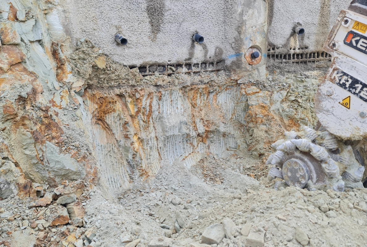 Layer by layer, the areas of quartzite rock between the bored piles are exposed. After lining with steel mesh, shotcrete is applied. The amount of shotcrete used is kept to a minimum.