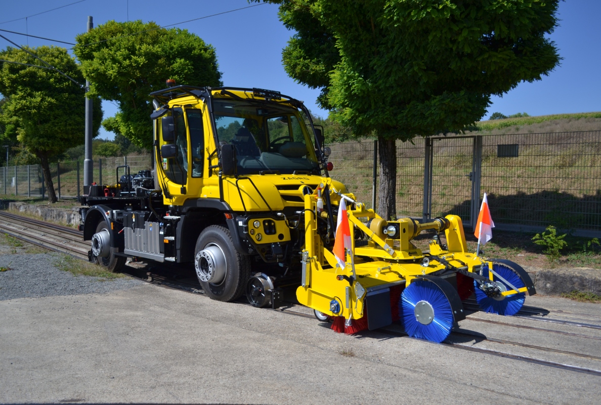 ZAGRO equips the Unimog for maneuvering/shunting tasks and track maintenance