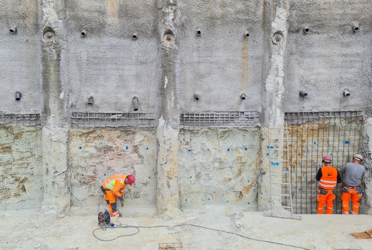 Layer by layer, the areas of quartzite rock between the bored piles are exposed. After lining with steel mesh, shotcrete is applied. The amount of shotcrete used is kept to a minimum.