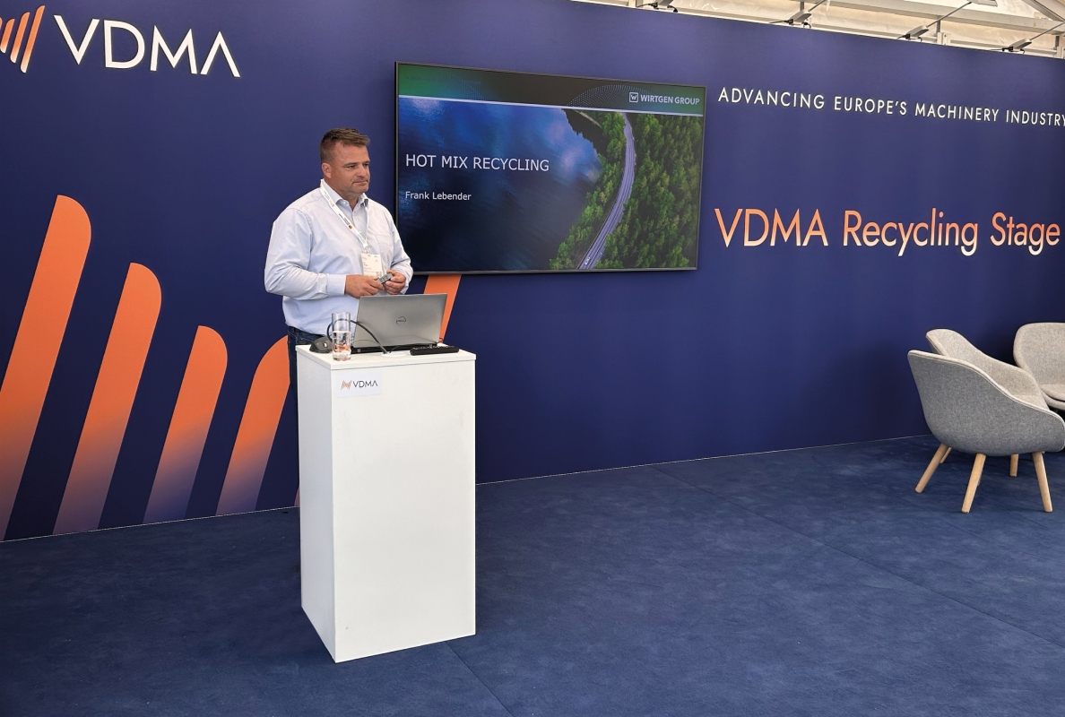 Here, on the Recycling Stage, the Kleemann application expert Frank Lebender reported on the Asphalt Recycling Loop: Milling, Processing, Mixing.