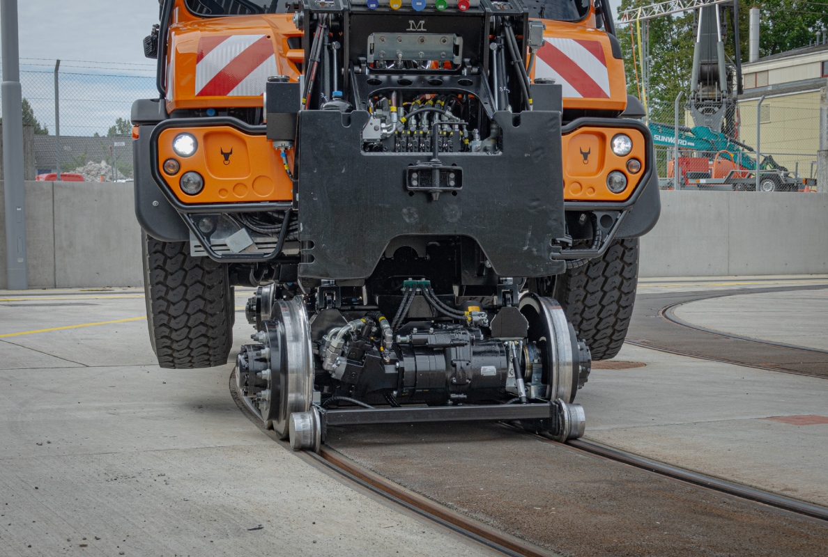 Unimog U 530 equipped as a multi-functional working machine with hydrostat drive for maintenance and servicing work at Verkehrsbetriebe Zürich (VBZ)