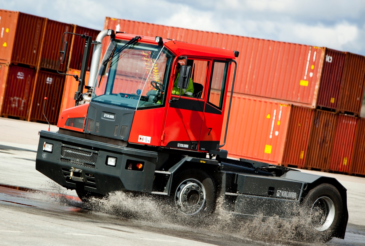 Kalmar TR618i heavy terminal tractor