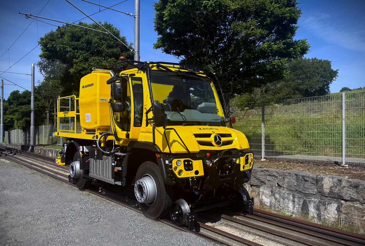 ZAGRO equips the Unimog for maneuvering/shunting tasks and track maintenance