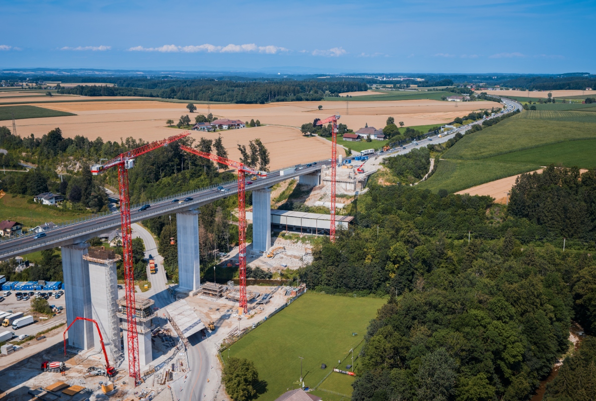 Impressive trio: The WOLFF cranes lifted loads of up to 13 tons during the demolition of the old bridge as well as the construction of the new superstructures and piers.
