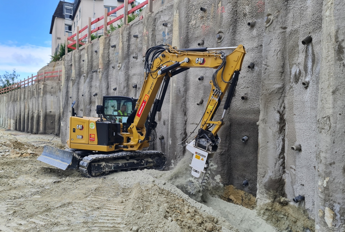 Along the foot of the bored pile wall, a drainage trench is excavated saving time and money with a 9-tonne excavator and an EK 40 chain cutter from KEMROC.