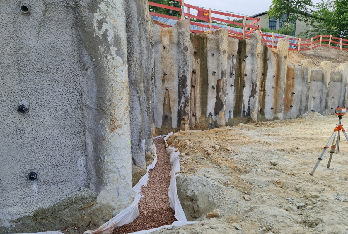 The entire length of the trench is lined with a fleece material and filled with drainage gravel. This allows rainwater to drain off in the direction of the pump shafts.