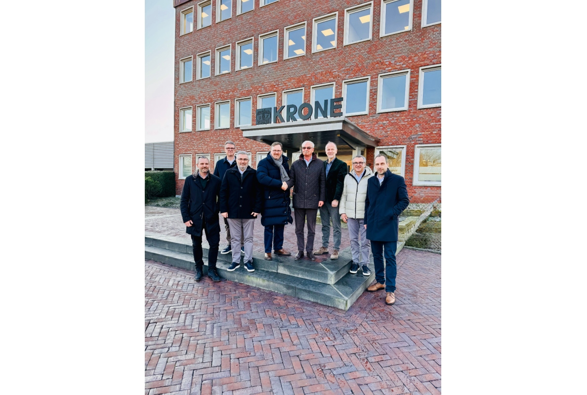 Official cooperation between KRONE and POZKRONE: (from left) Johannes Hennewig, Ole Klose, Tomasz Kujawa, Bernard Krone, Roman Roszkiewicz, Dr Frank Albers, Maciej Michalski and Andreas Arns mark the next step from partnership to integration.