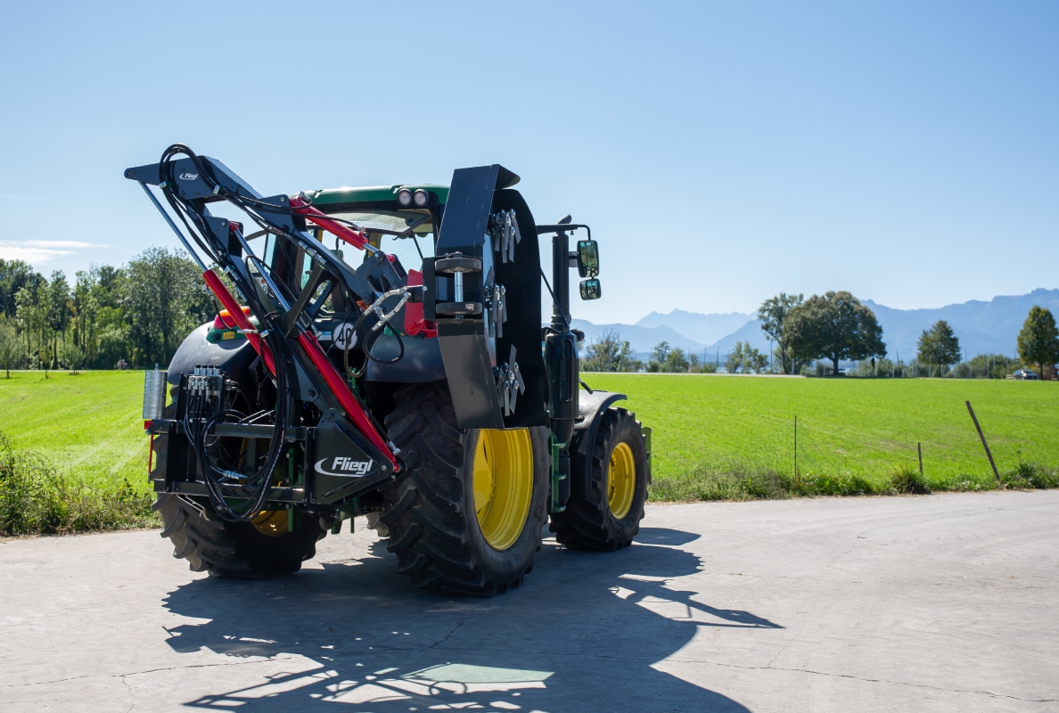 The Fliegl extension arm – new possibilities in forestry and agricultural maintenance