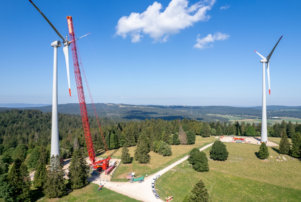 Here, the LR 11000 lifts 65
