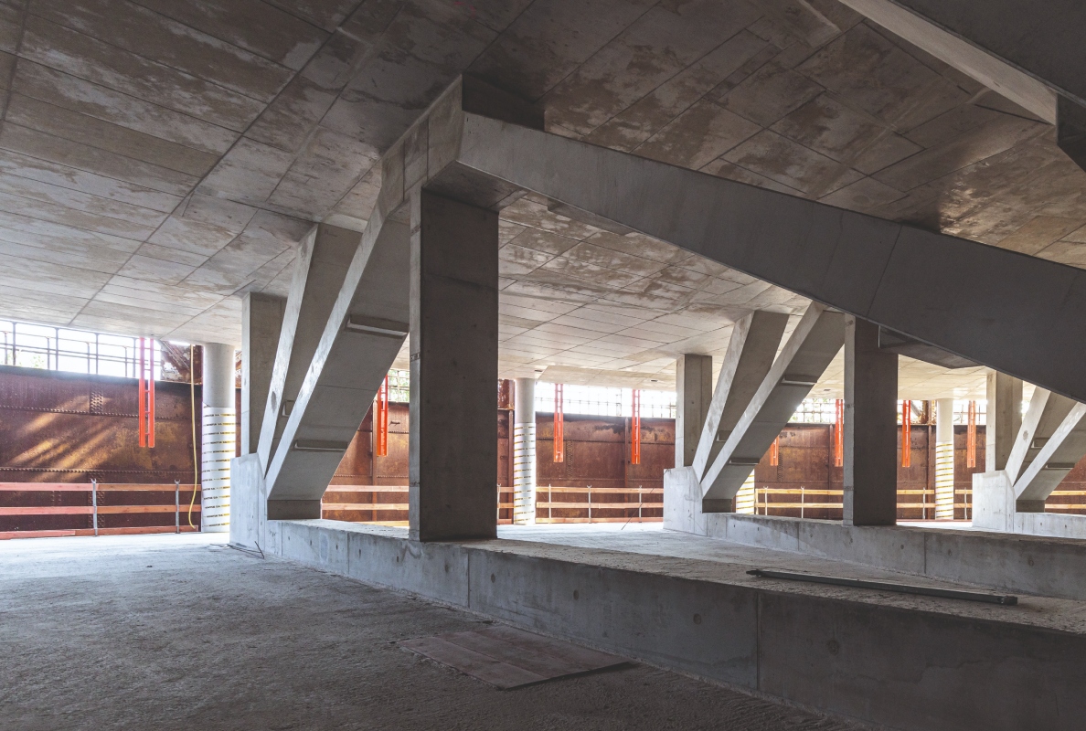 The truss frame within the second floor ensured that the conference hall below could be free of columns.