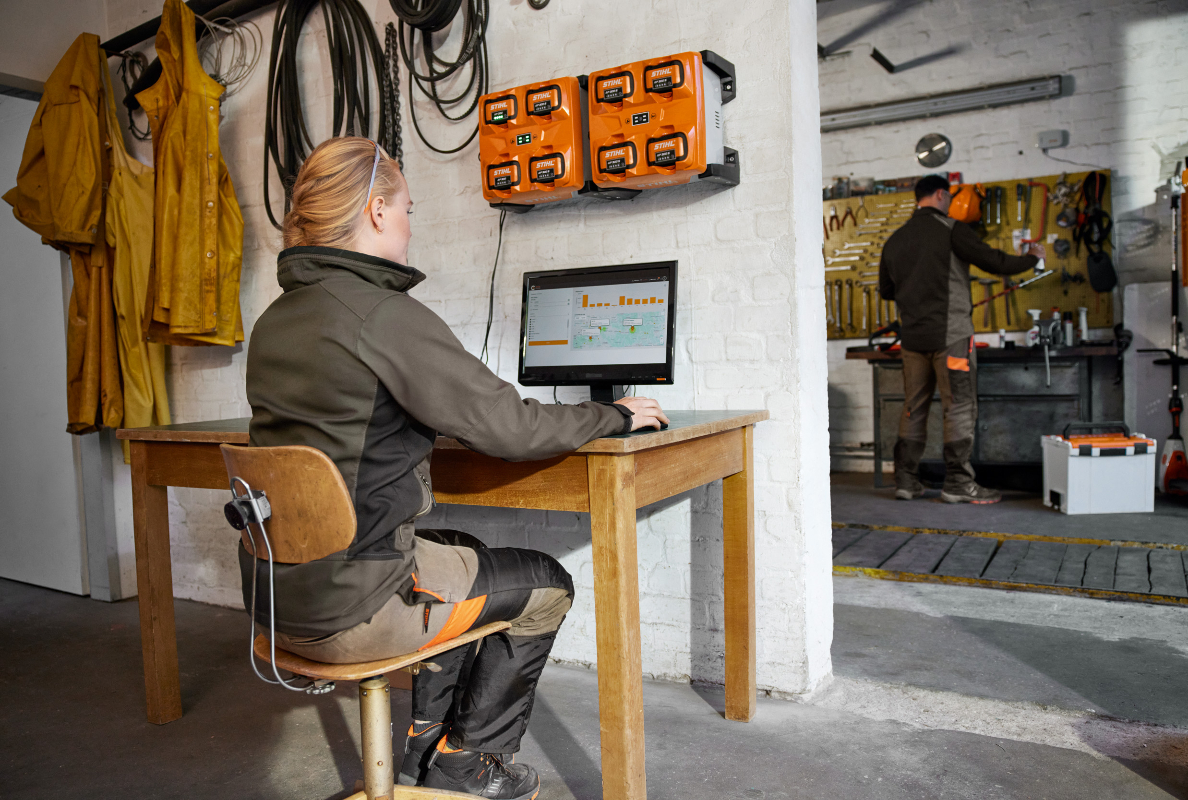 Professional users can sequentially charge up to four battery packs of the STIHL AP system using the new STIHL AL 301-4 multiple charger. 