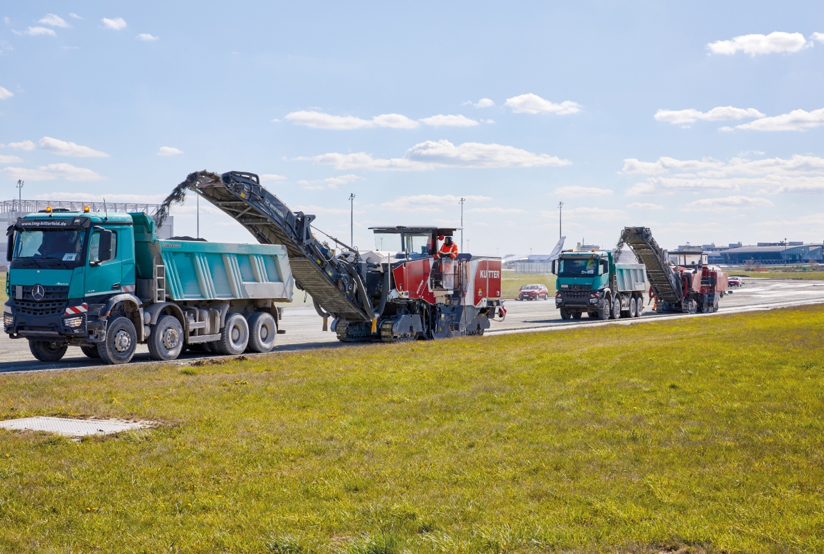 Each Wirtgen W 250 Fi cold milling machine milled an average of 1,100 t of concrete per day.