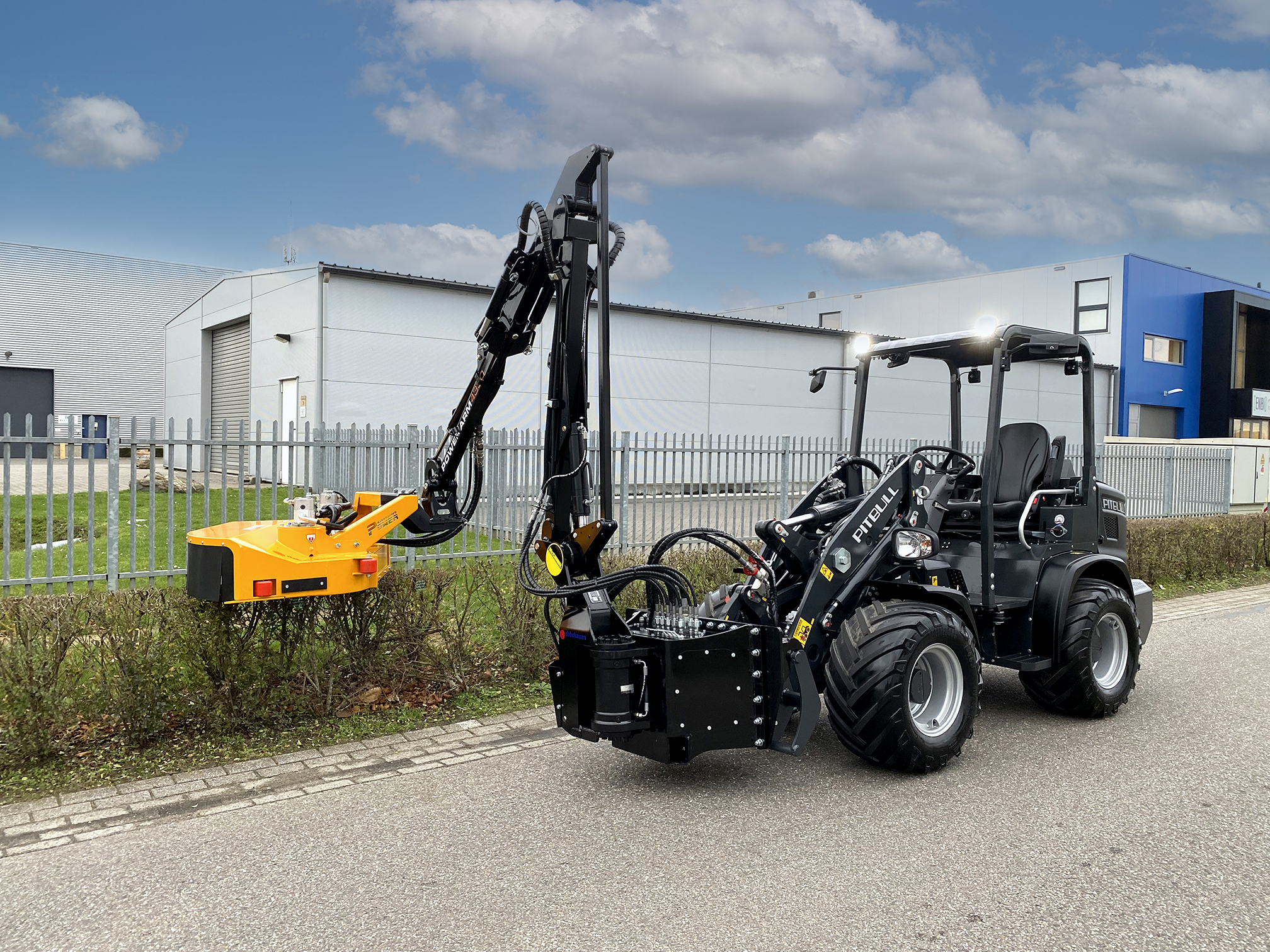 Perfect for the wheel loader: Dabekausen presents new McConnel compact boom