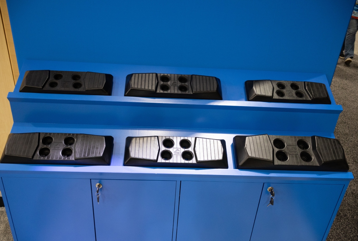 CAMSO Construction HXD chain on rubber pads