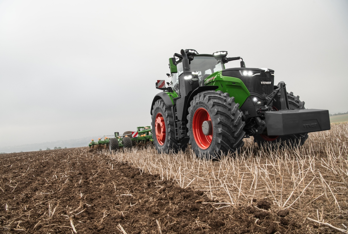 More output. It's more user friendly. More light. Fendt 1000 Vario