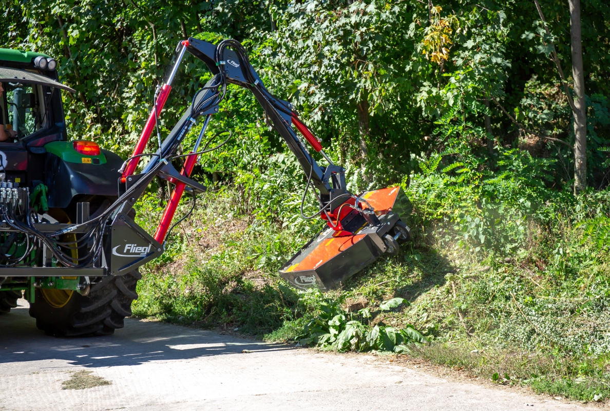 The Fliegl extension arm – new possibilities in forestry and agricultural maintenance
