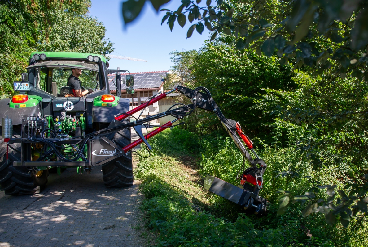 The Fliegl extension arm – new possibilities in forestry and agricultural maintenance