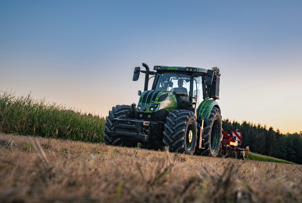 STEYR Hybrid tractor