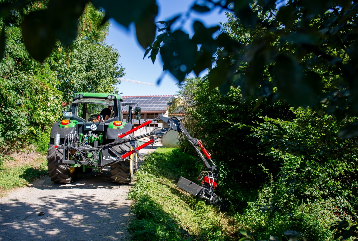 The Fliegl extension arm – new possibilities in forestry and agricultural maintenance