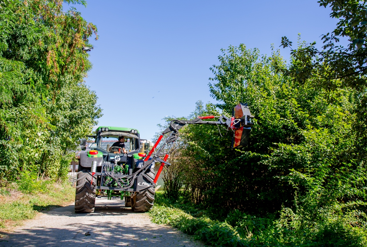 The Fliegl extension arm – new possibilities in forestry and agricultural maintenance