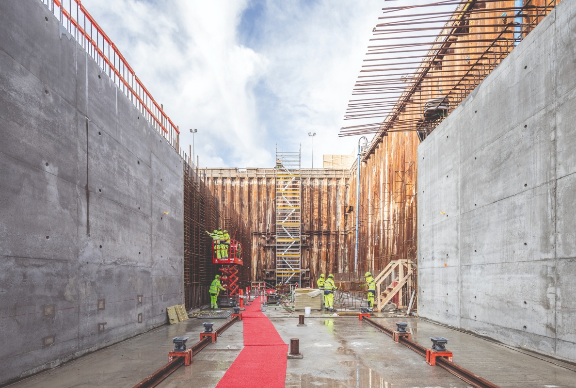 The tunnel is being constructed using the cut-and-cover method, with the bottom plates, walls and slabs being concreted in succession across 54 sections.