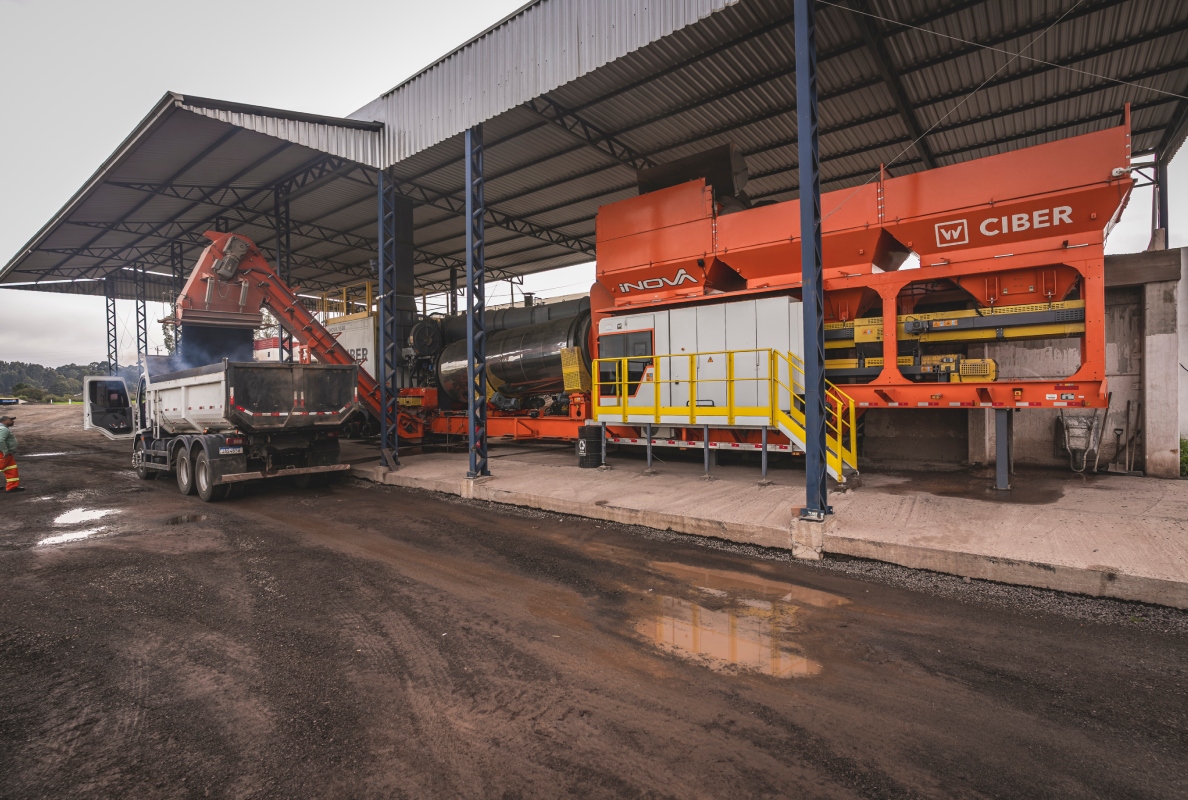 Thanks to innovative technologies for drying the virgin material, the iNOVA 1500 plant from Ciber works particularly cost-efficiently with low fuel consumption. 