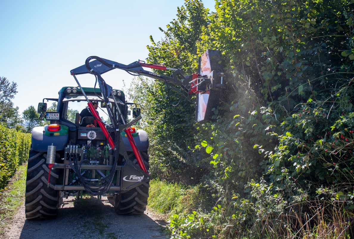 The Fliegl extension arm – new possibilities in forestry and agricultural maintenance