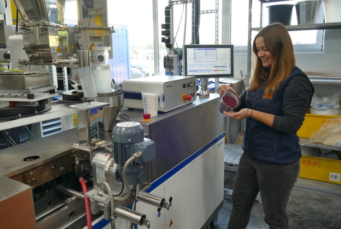 Plastics expert Lena Arnold develops and tests new formulation versions on the extruder