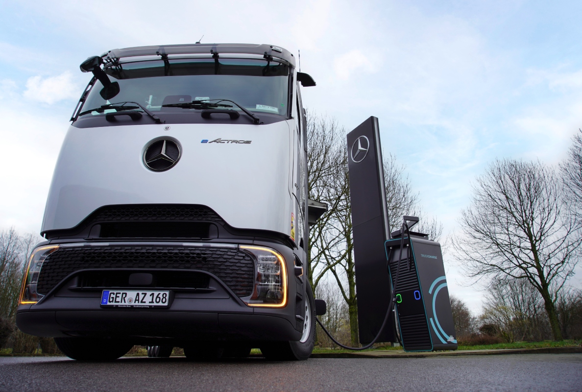 Daimler Truck establishes semi-public charging network for trucks – first pilot customers successfully launched