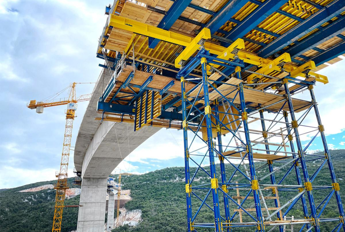 For the construction of the Dumanja Jaruga Bridge in Croatia, Doka supplied an interface-free complete package – from a single source, including load-bearing solutions from the UniKit construction kit.