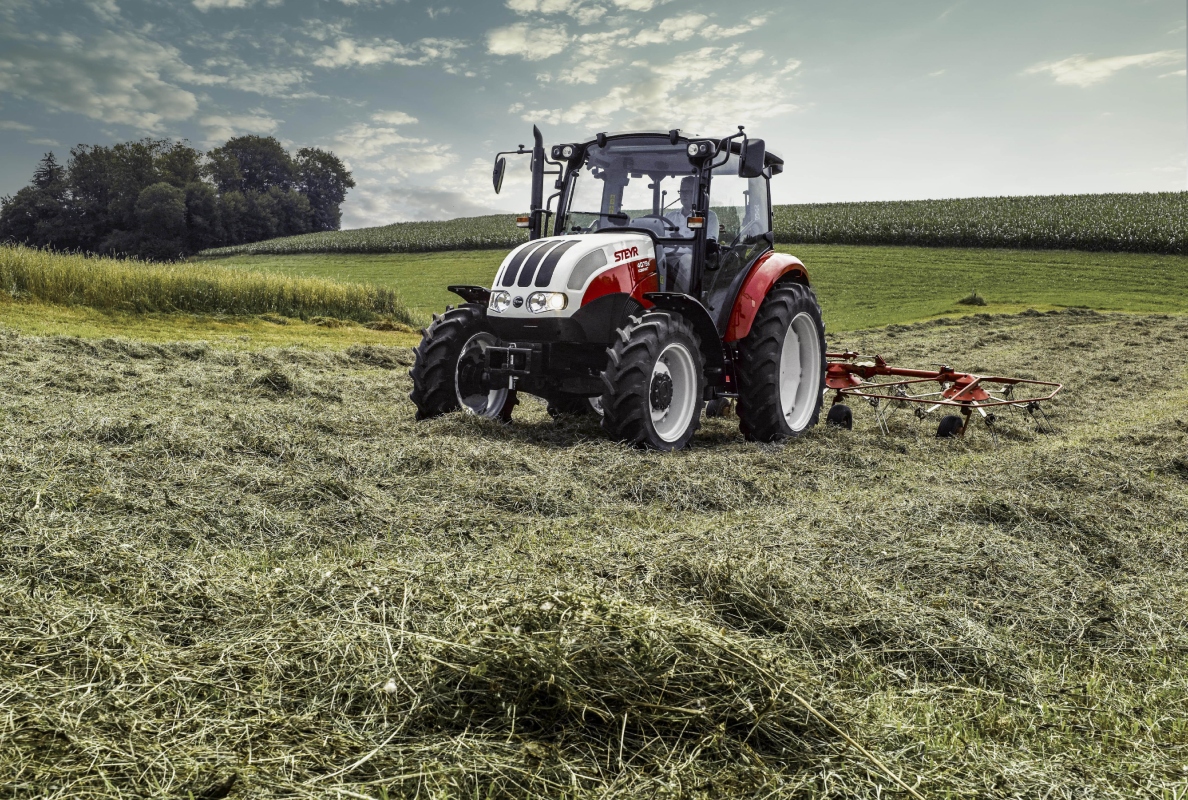 Steyr 4065 Kompakt S on the field