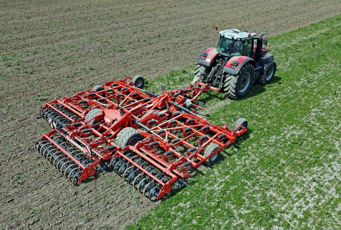 KUHN presents the new HIGHLANDER tine cultivator: Scalping and mixing, the machine that works for your soil!