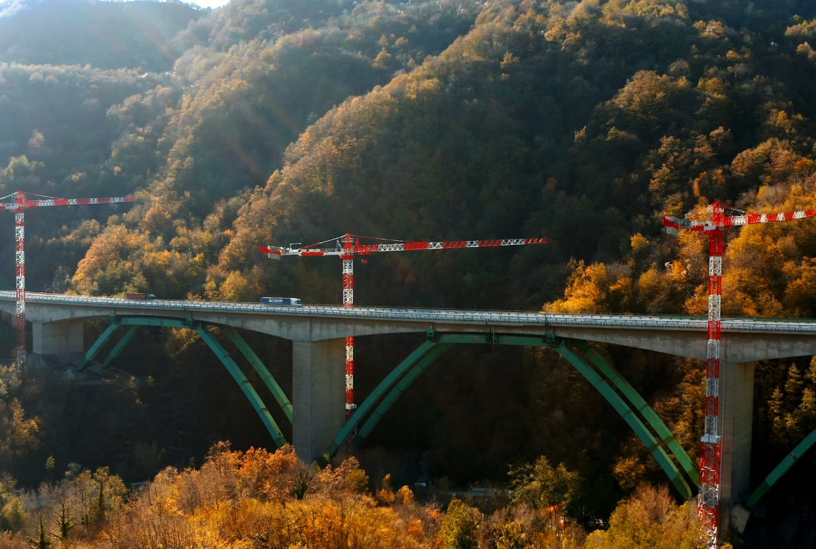 Europe’s largest ever Potain top-slewing cranes tackle massive Gravagna viaduct refurbishment in Italy