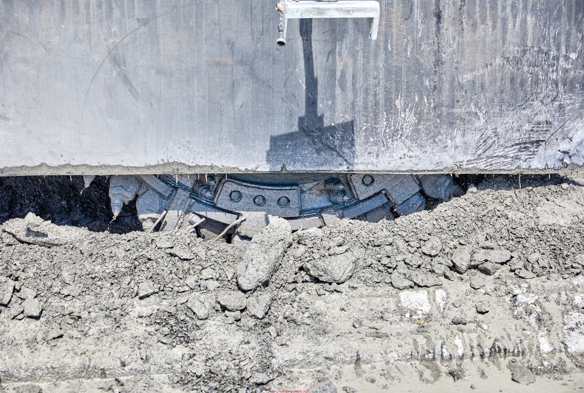 The Wirtgen W 250 Fi were equipped with special milling drums and additional weights for the project.