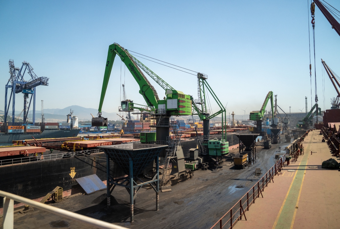 The İDÇ Liman port handles around 7.5 million tons of material annually – the ten SENNEBOGEN material handlers are essential for this.